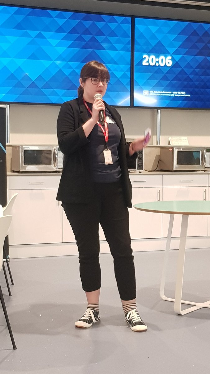 ThePirateTester's tweet image. #MidsTest has 99 second talks, and @Louise_J_Gibbs has stepped up to the mic.

Note: So did I, as 99 second talks are very much my thing!