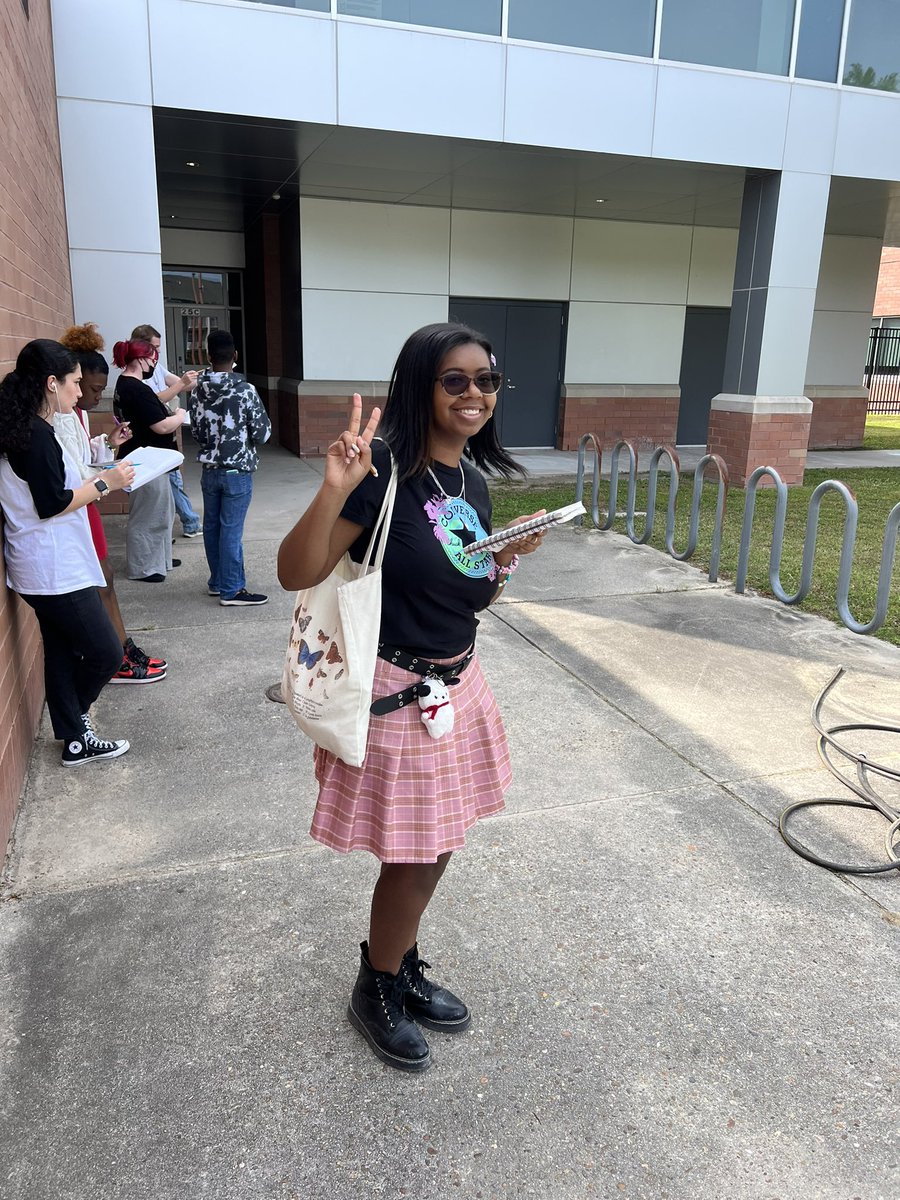 OscarSmithHigh's tweet photo. Ms Martino’s Art class working on #FreeDraws all around the #Smith campus!  Nice way to incorporate the facilities and nice, spring weather!!  @OFSAmbushNation #smithset #Art https://t.co/byU3IvvTR6