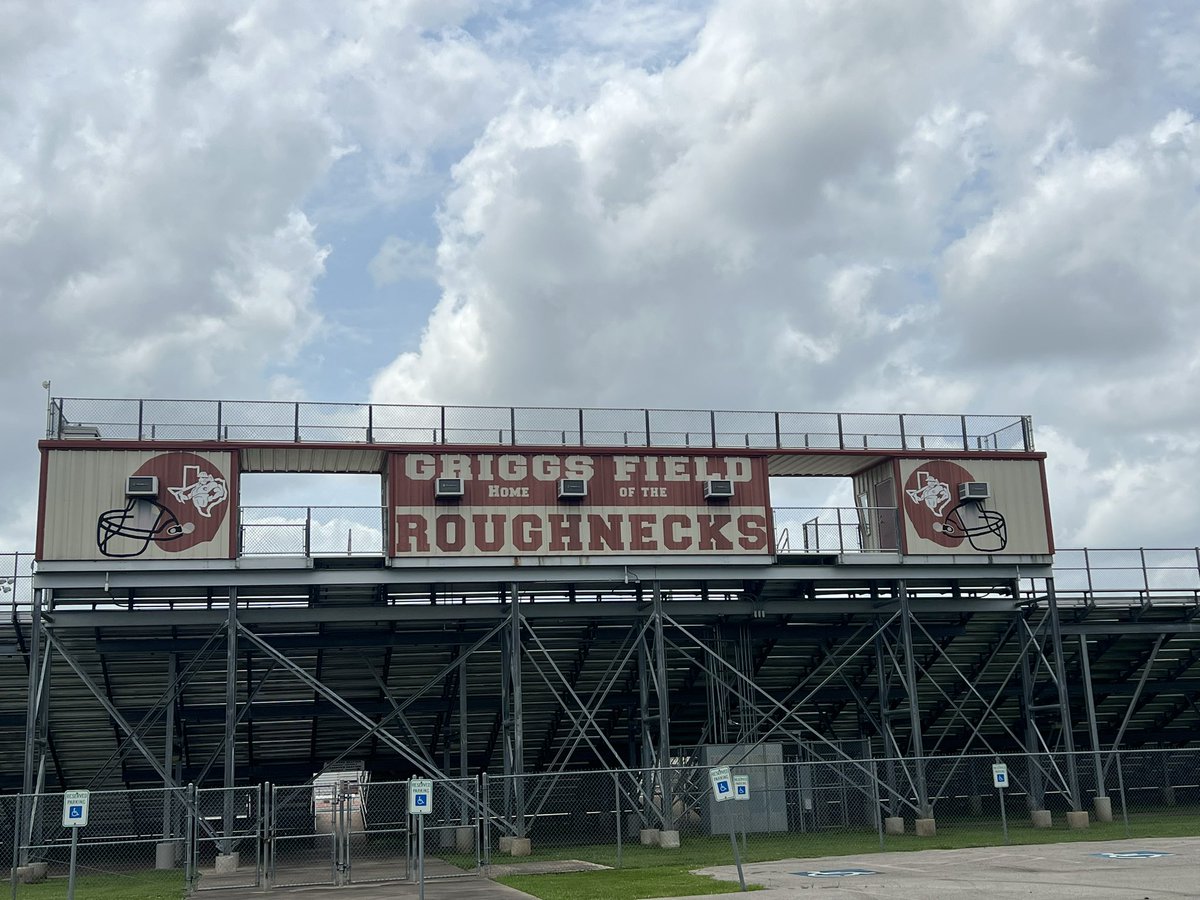 CoachYzaguirre's tweet photo. Ran into another UMHB legend! Tried to recruit @TJ_Josey to come back for another year, but unfortunately he’s out of clock!
Thank you @CHS_Roughnecks for the hospitality! 🏆⚔️ https://t.co/gpMkKCzXr6