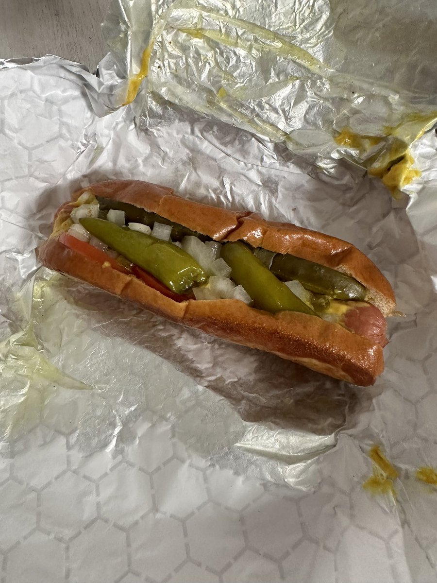 DailyHotDogs's tweet image. we back baby 🌭 slurpin down a chicago and OG from boston hot dog 😈