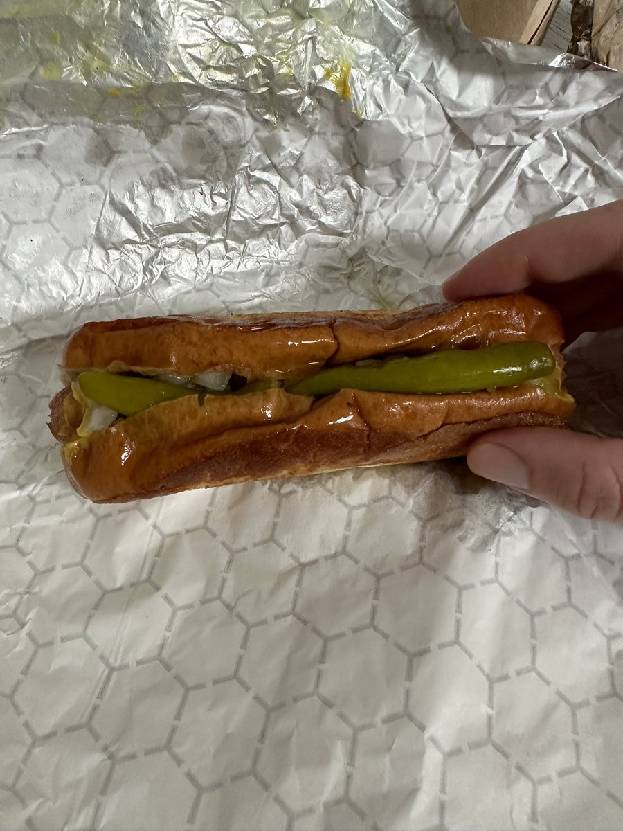 DailyHotDogs's tweet image. we back baby 🌭 slurpin down a chicago and OG from boston hot dog 😈
