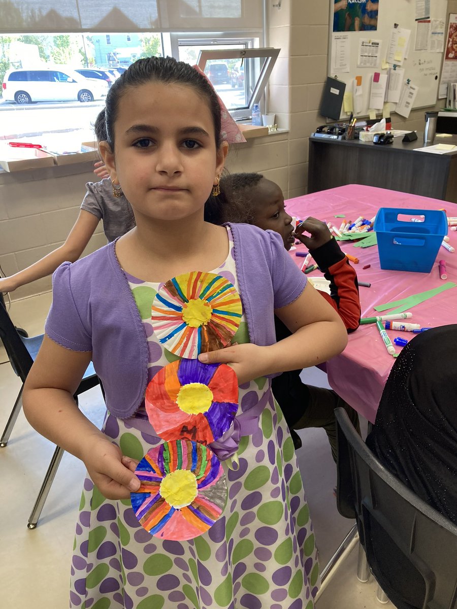Ss created their special Mothers Day Art and Cupcake Decorating with a special guest… my mom 🌸🌺 <a href="/BegleyBroncos1/">F.W. Begley School</a> <a href="/MrsIandolo/">Teresa Iandolo</a> @S_Shahbazi23