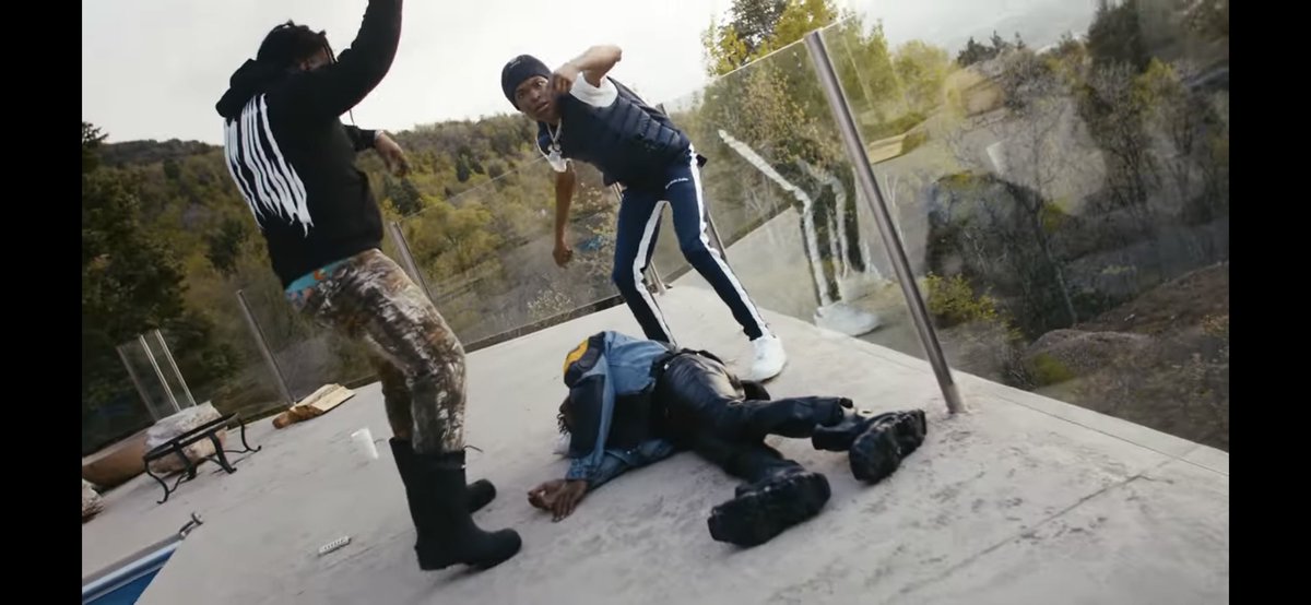 luhtwixn's tweet photo. @TMUMIKEY this what they did to gee money if y’all ain kno they put his head on a pillow 🧌 https://t.co/jkZCwqfTvh