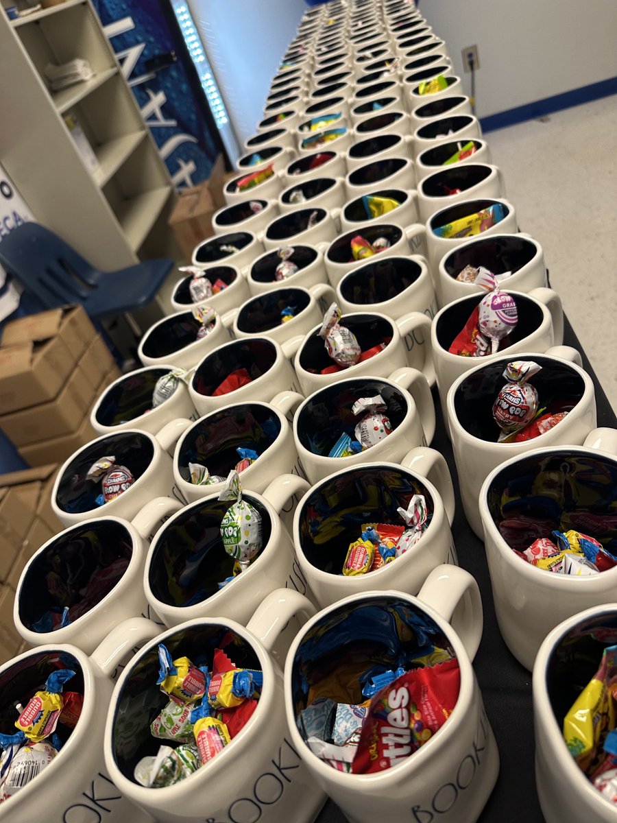 westlake_beta's tweet photo. Sweet treats for AWESOME teachers. Happy Teachers Appreciation Week from WHS BETA Club!  ⁦@OneWestlake⁩ ⁦@JarvisAdamsEdu⁩ https://t.co/Yj6jLyAMMu