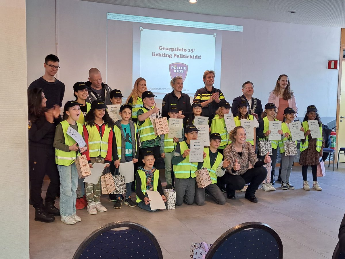 Jeugd heeft de toekomst! 
De 13de lichting #Politiekids #Holtenbroek is een feit! Wat een geweldig talentvolle groep. Kort geleden was het feest aangezien ze allemaal de diploma hebben behaald. O.l.v. wethouder <a href="/SpaansZwolle/">Arjan Spaans</a>, Tineke <a href="/POL_Zwolle/">Politie Basisteam Zwolle</a> werden de diploma's uitgereikt. ^BS