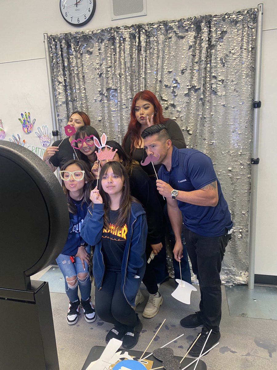 PioHistoryTeach's tweet photo. Thank you BigBros/BigSisters and Vital Link for offering priceless mentoring to our Anaheim High and Western High students!!! 
#likeapio #vitallink_ca https://t.co/1O98R8L42Y