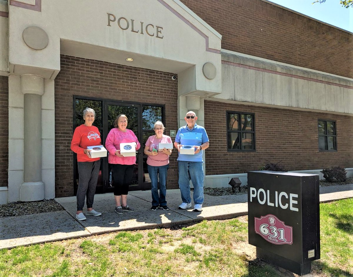 Our Villa residents prove to be the SWEETEST! The Willard group that does random acts of kindness got together, made homemade donuts, and then surprised our local Willard City Police Department. 

#trilogyseniorliving #weloveourvillas