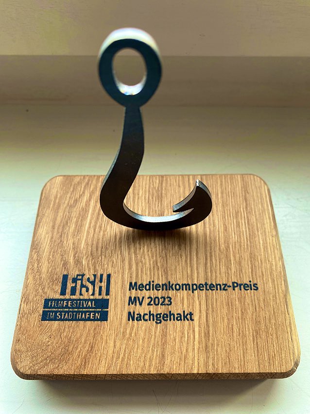 Live und in Farbe: Wir sind sehr stolz auf unseren 2. Preis beim Medienkompetenzpreis MV 2023 in der Kategorie „Nachgehakt“ für das multimediale Ausstellungsprojekt „Reibungswiderstand“ und freuen uns sehr über die Anerkennung unserer Arbeit. #mekopreis2023 #fish #rostock