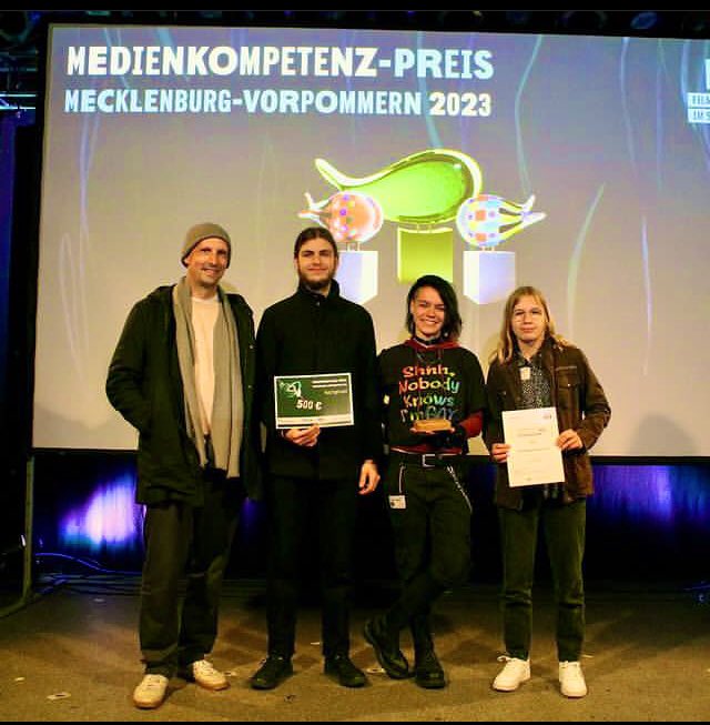 seeland_medien's tweet photo. Live und in Farbe: Wir sind sehr stolz auf unseren 2. Preis beim Medienkompetenzpreis MV 2023 in der Kategorie „Nachgehakt“ für das multimediale Ausstellungsprojekt „Reibungswiderstand“ und freuen uns sehr über die Anerkennung unserer Arbeit. #mekopreis2023 #fish #rostock https://t.co/RPYGO4YIzq
