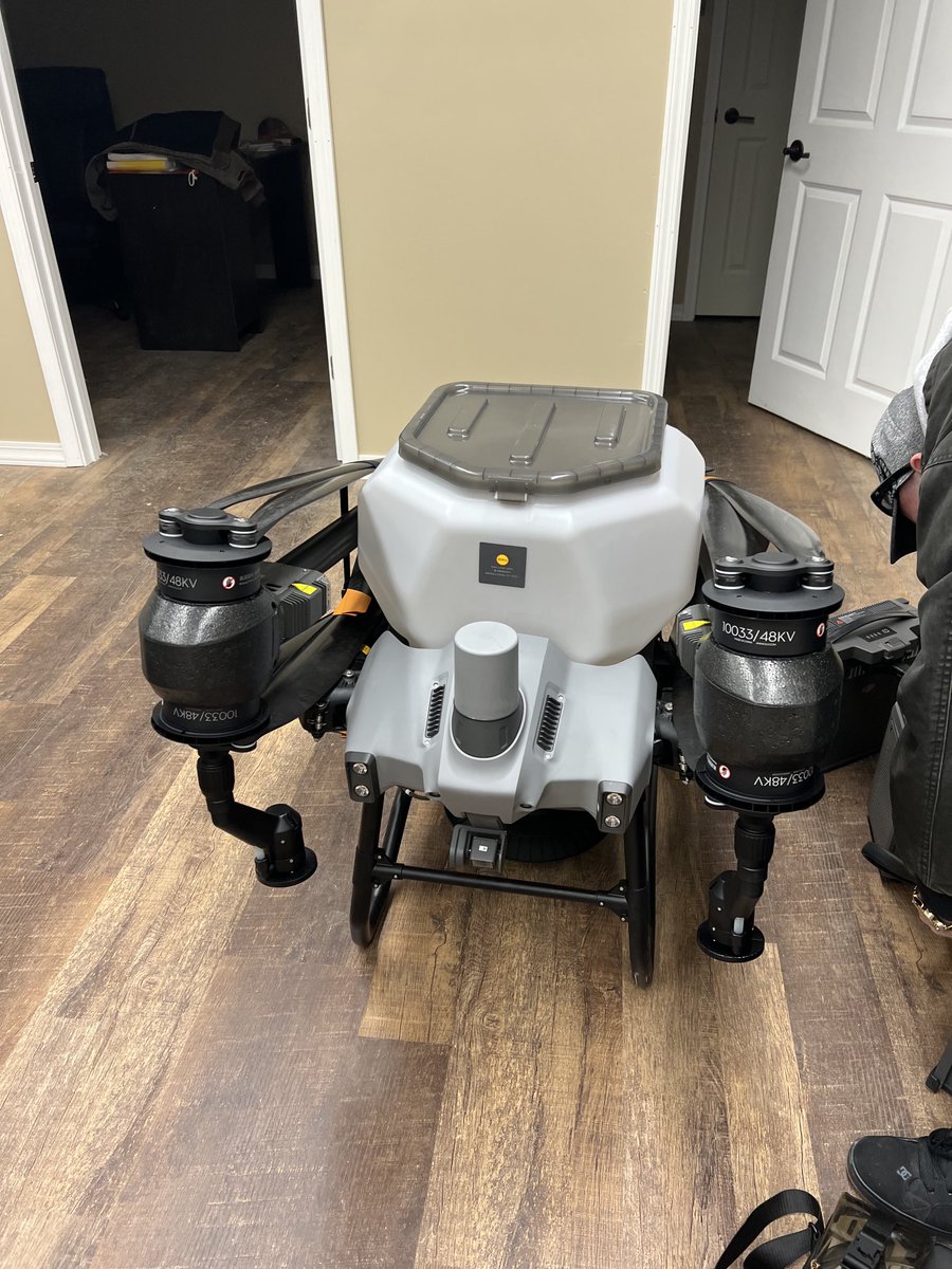 Agro_Watts's tweet photo. "Boost your crop yield with the powerful DJI Agras T40 agricultural drone! Agrobyte sells, repairs, trains, and utilizes this drone with 40L liquid tank & 50kg solid tank. Don't miss out! #DJI #AgrasT40 #PrecisionAgriculture #Agrobyte" https://t.co/l1tA4PPoED