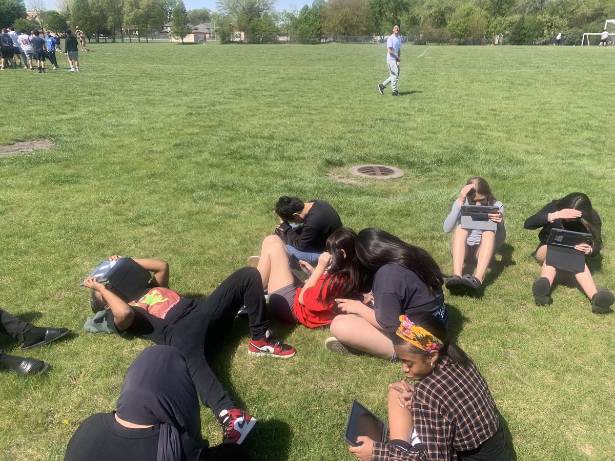 MsTestaSilver7's tweet photo. We are loving this weather! We had our reading time outside today so we could enjoy the sunshine ☀️ https://t.co/7TrfFabQaj
