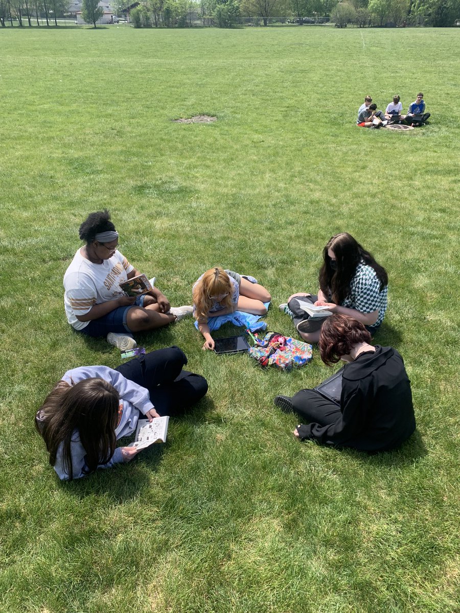 MsTestaSilver7's tweet photo. We are loving this weather! We had our reading time outside today so we could enjoy the sunshine ☀️ https://t.co/7TrfFabQaj