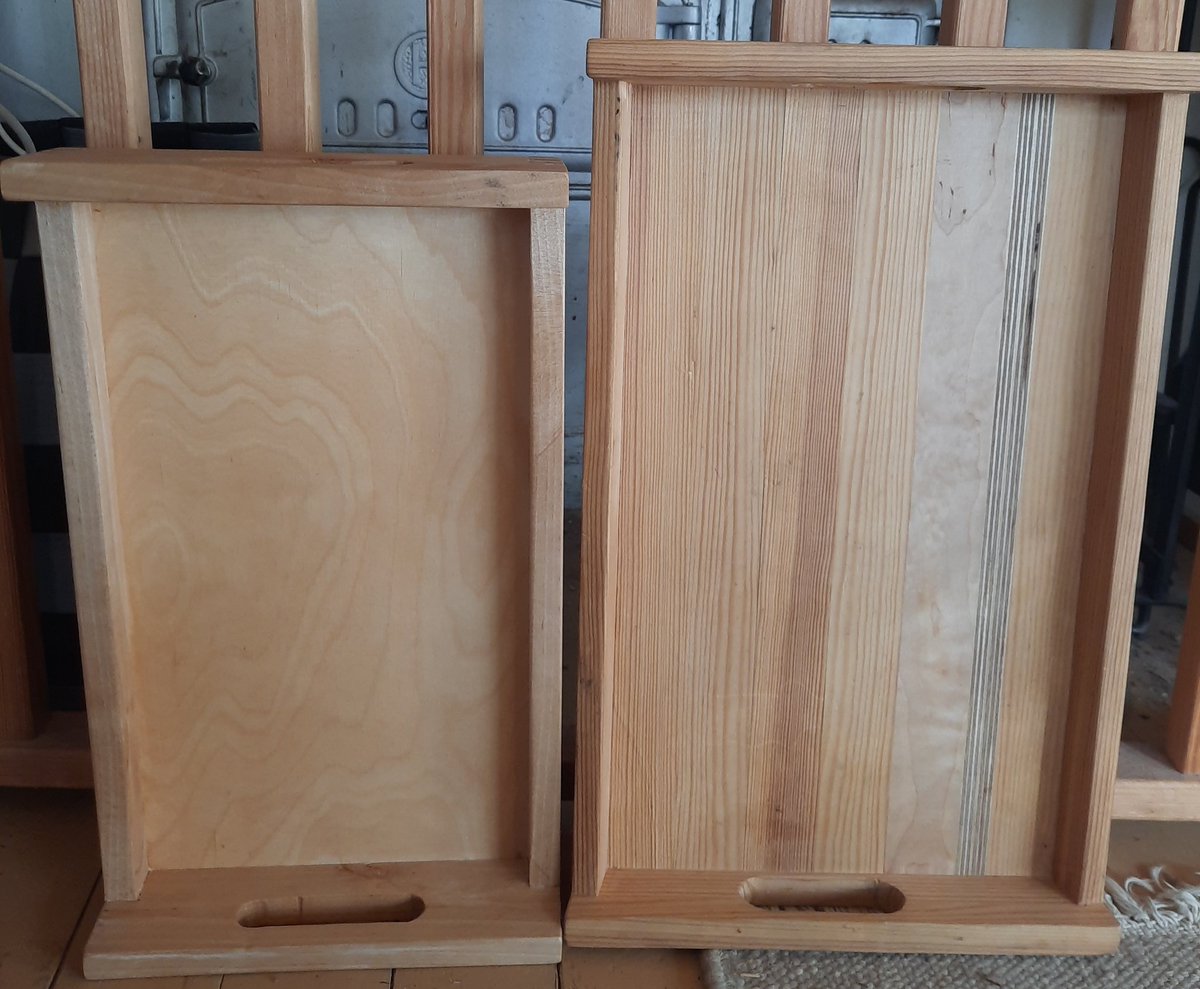 Mitä isosisko ensin, sitä pikkuveli perässä. Isomman, ahkerassa käytössä olevan, tarjottimen teki isosisko 7v sitten. Eilen pikkuveli toi samanlaisen kotiin. Hienoa työtä kummallakin. Kyllä on äiti ylpeä😍. Kiitos molempien opetuksesta <a href="/TeemuTKaskinen/">Teemu T Kaskinen</a>