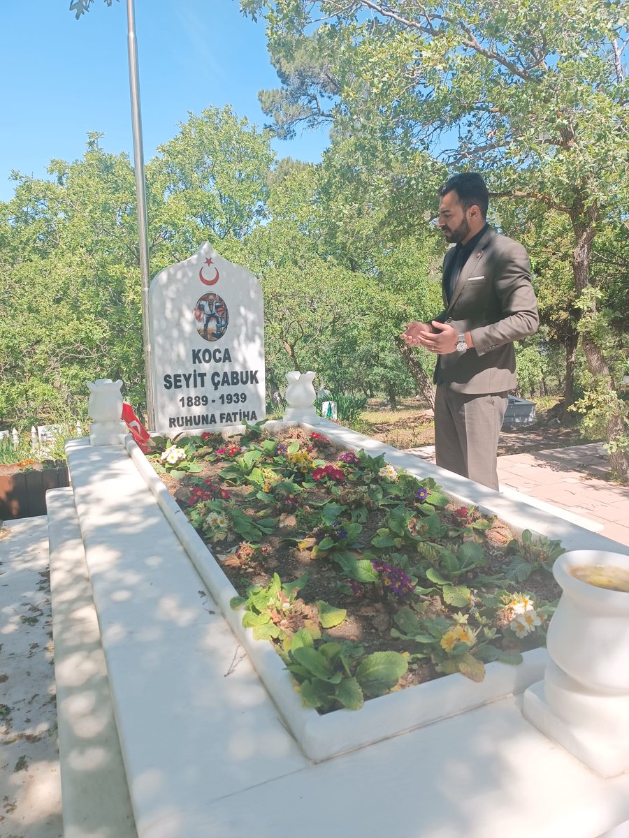 SERKANCEYLAN42's tweet photo. Balıkesir Havran Kocaseyit köyünde Seyit Onbaşı Mezarına Duamızı Etmeye Geldik Bu ÜLKE kolay kazanılmadı Türk Milleti adına verdiği amansız mücadele sonunda yitirdiği hayatına karşılık, bizlerinde Seyit Onbaşı'ya minnet borcumuzu, onu en iyi şekilde anmakla verebiliriz. https://t.co/FQNevNUA98
