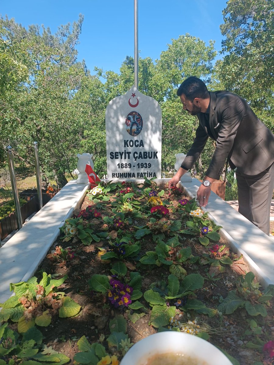 SERKANCEYLAN42's tweet photo. Balıkesir Havran Kocaseyit köyünde Seyit Onbaşı Mezarına Duamızı Etmeye Geldik Bu ÜLKE kolay kazanılmadı Türk Milleti adına verdiği amansız mücadele sonunda yitirdiği hayatına karşılık, bizlerinde Seyit Onbaşı'ya minnet borcumuzu, onu en iyi şekilde anmakla verebiliriz. https://t.co/FQNevNUA98