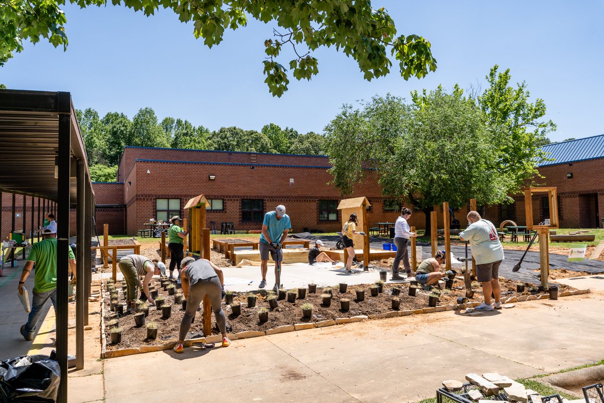 OutTeachEd's tweet photo. New outdoor learning lab loading. Transforming the outdoors into a real-world lab for students at @CharMeckSchools’ Greenway Park Elementary school where everything will be an experiment waiting to happen. #outdoorlearning #scienceinnovation #outdoorlearninglab https://t.co/Z7JDJRg7SL
