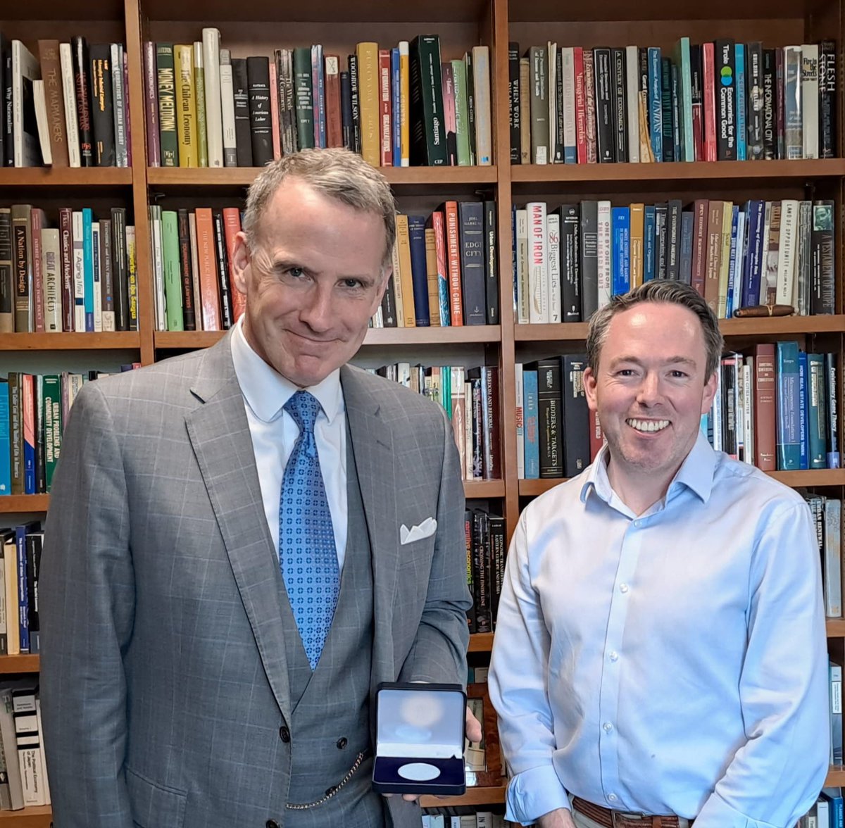 A privilege and a pleasure to present - somewhat belatedly! - Ed Glaeser with his Cantillon Medal on behalf of <a href="/dublinecon/">Dublin Economics Workshop</a>. Ed's 2021 Cantillon Lecture, on the future of cities, is online here:
youtu.be/LozdaPYOxy0?t=…
