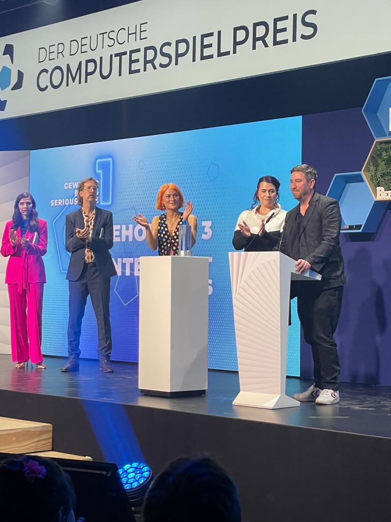 DerDCP's tweet photo. Weiter geht es mit dem "Besten Serious Game"! Wer gewinnt, gibt Sängerin Alli Neumann bekannt:

@Beholder_Game 3 von @paintbucket_de und @alawarteam 👀

Wir gratulieren zur Auszeichnung und 40.000 Euro Preisgeld! 🏆 #derDCP https://t.co/gTB8GIR9Z9
