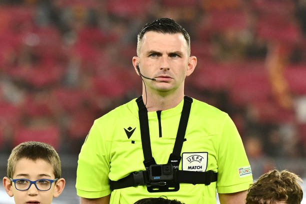 Michael Oliver wearing a GoPro before tonight’s UEL game between Roma and Bayer Leverkusen. Unfortunately he took it off before starting the game.