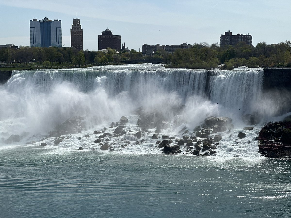 thedalaivala's tweet photo. Changed my flight home. I will be there by puck drop Saturday night!!! Lucky lady returns! Today, Niagara Falls with The Mom. 💖 #SeaKraken #VikingOctantis #FearTheDeep https://t.co/bAWmaBZrUP
