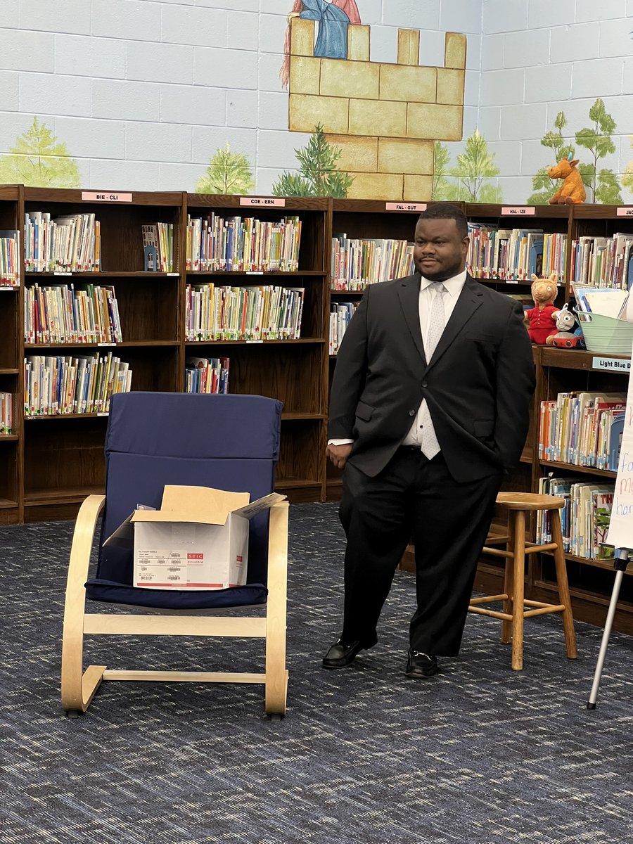 OAK_HCS's tweet photo. First introduction of newly appointed SY 2023-2024 Principal of OKE. Passing the torch. 🦉 #owl #okeready #oakland #oakready #principal https://t.co/BbdkrIIbil