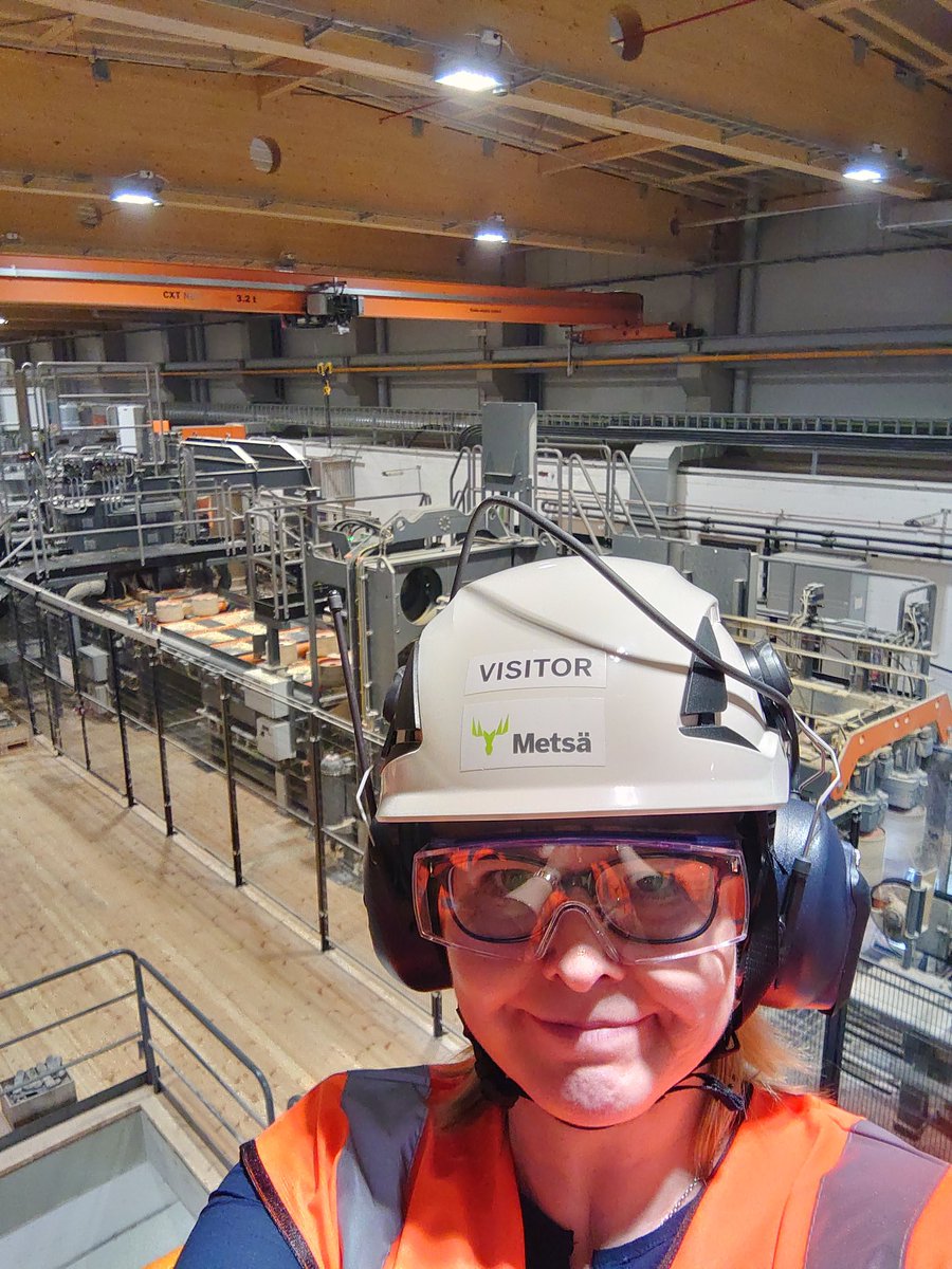 Päättäjien metsäakatemia <a href="/MetsaAkatemia/">Päättäjien Metsäakatemia</a> tutustumassa maailman moderneimpaan sahaan <a href="/MetsaFibre/">Metsä Fibre</a> Rauma. Kylläpä kulki tukit hienosti, ja puuta käytetty hienosti myös tehdassalin rakentamisessa.