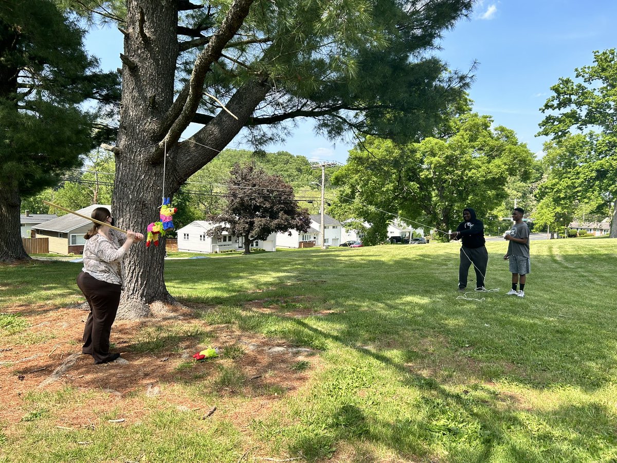 mllesmith3's tweet photo. Spanish club celebrated Cinco de Mayo with a piñata full of candy thanks to Ms. Bickhart! 🪅🍫🍬 https://t.co/IWv7bS5lez