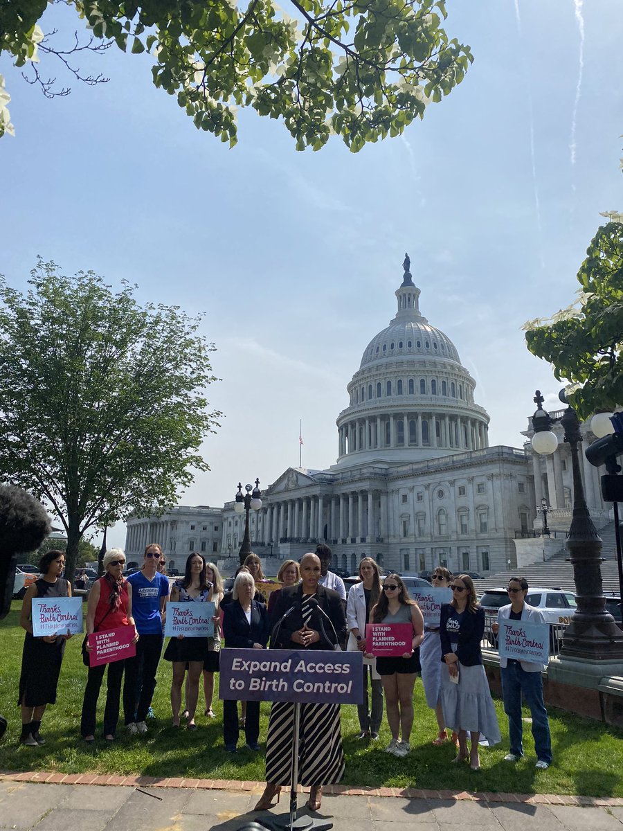 AdvocatesTweets's tweet photo. It's time to #FreeThePill! Thank you to @PattyMurray and @RepPressley for you support to expand birth control access. https://t.co/VyKcDNVrJd