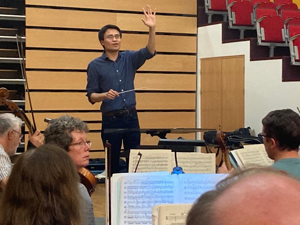 HullPhilO's tweet photo. Here's James Ham during a fantastic rehearsal the other night.

Make sure to join us this Saturday evening for Dvorak The Noonday Witch, Liadov The Enchanted Lake, Franck Les Djinns, and Shostakovich Symphony No. 5.

🎟 https://t.co/2j6iXFWbf0 https://t.co/mngFi39SfW