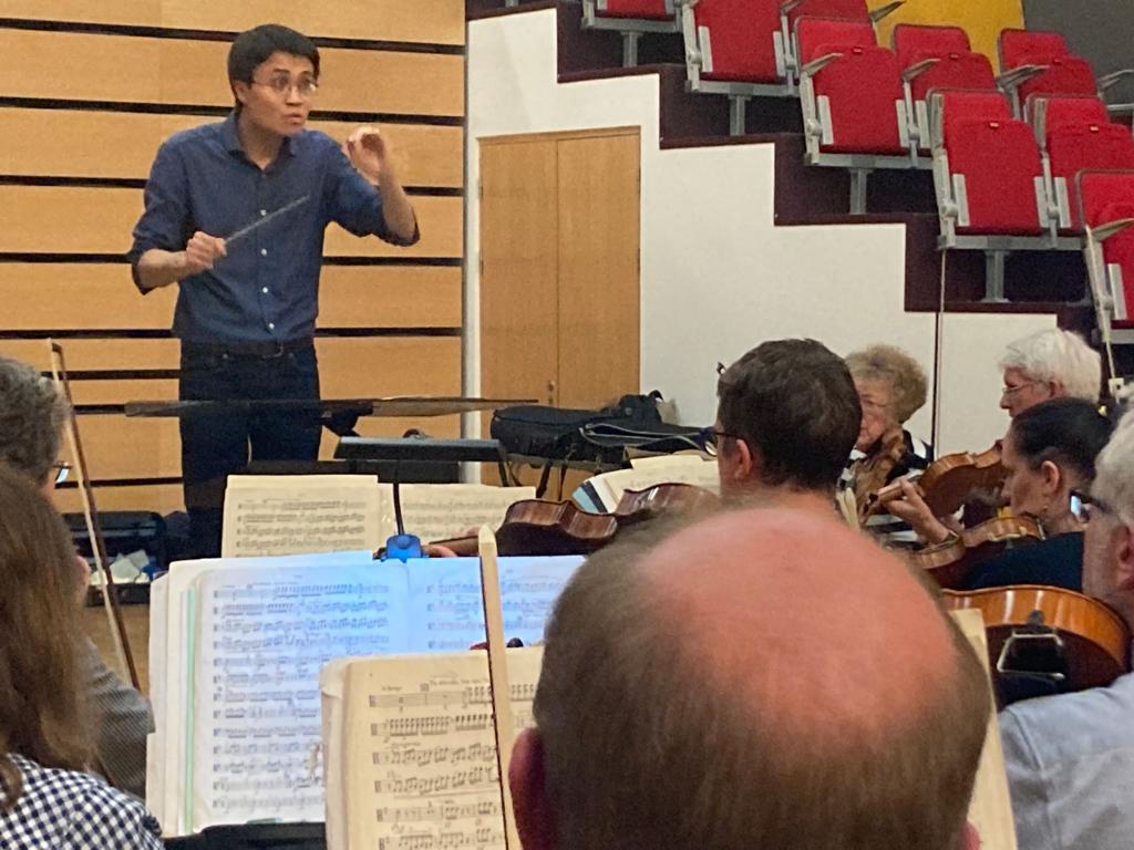 HullPhilO's tweet photo. Here's James Ham during a fantastic rehearsal the other night.

Make sure to join us this Saturday evening for Dvorak The Noonday Witch, Liadov The Enchanted Lake, Franck Les Djinns, and Shostakovich Symphony No. 5.

🎟 https://t.co/2j6iXFWbf0 https://t.co/mngFi39SfW