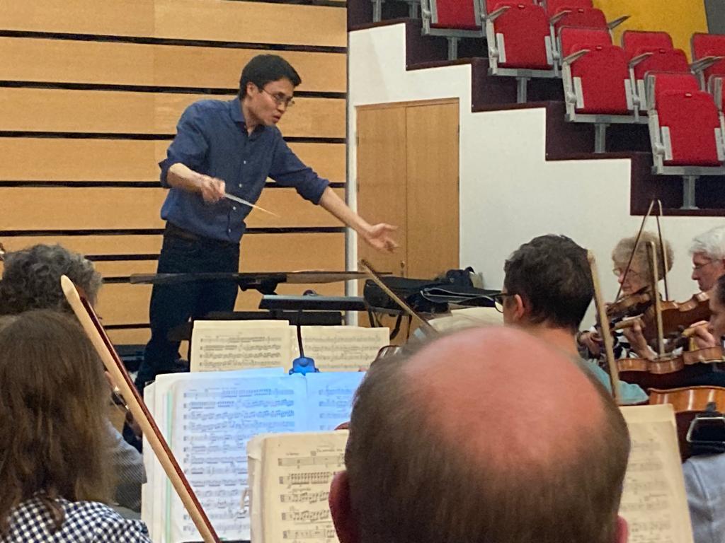 Here's James Ham during a fantastic rehearsal the other night.

Make sure to join us this Saturday evening for Dvorak The Noonday Witch, Liadov The Enchanted Lake, Franck Les Djinns, and Shostakovich Symphony No. 5.

🎟 hulltheatres.co.uk/events/hull-ph…