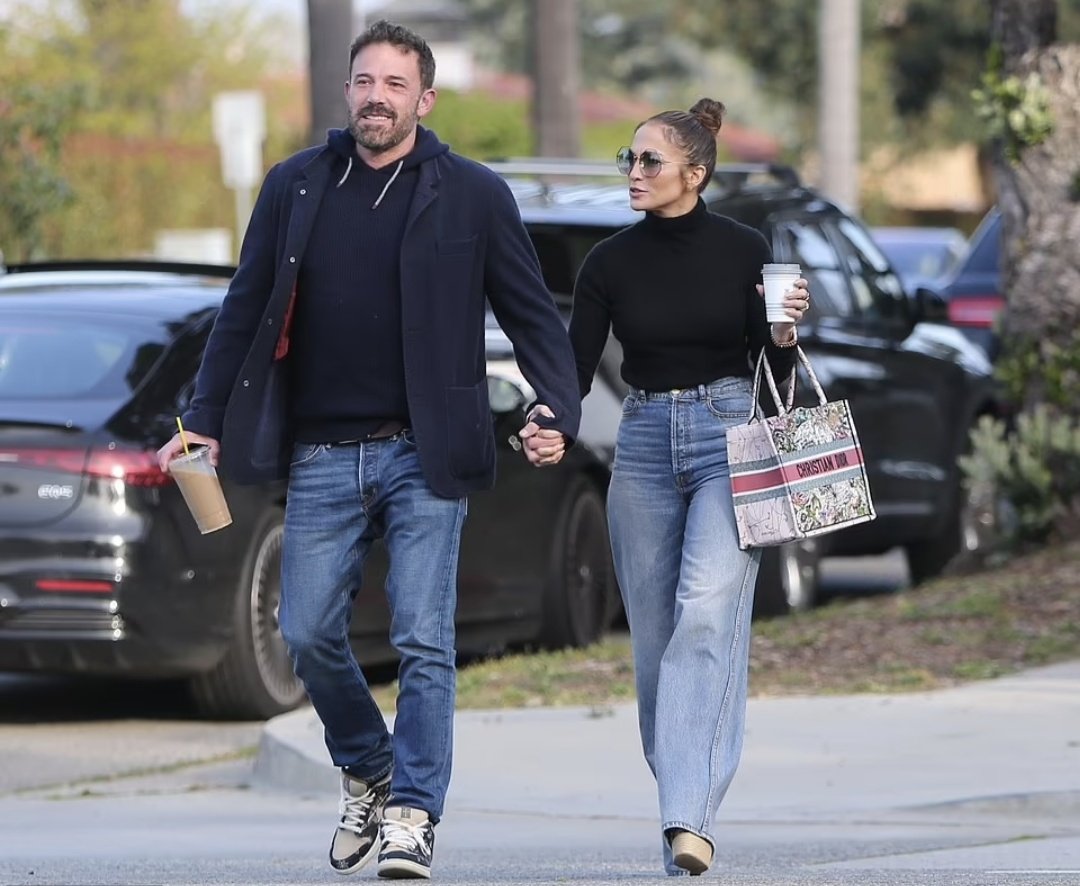 GerardoGGomez2's tweet photo. Para mi que se enojo con los paparazzi.😒

Porque bueno con ese tremendo mujeron ¿Quién se enojaría?  😌

#BenAffleck #JenniferLopez #arribaelamor https://t.co/k9eq4aTHjp
