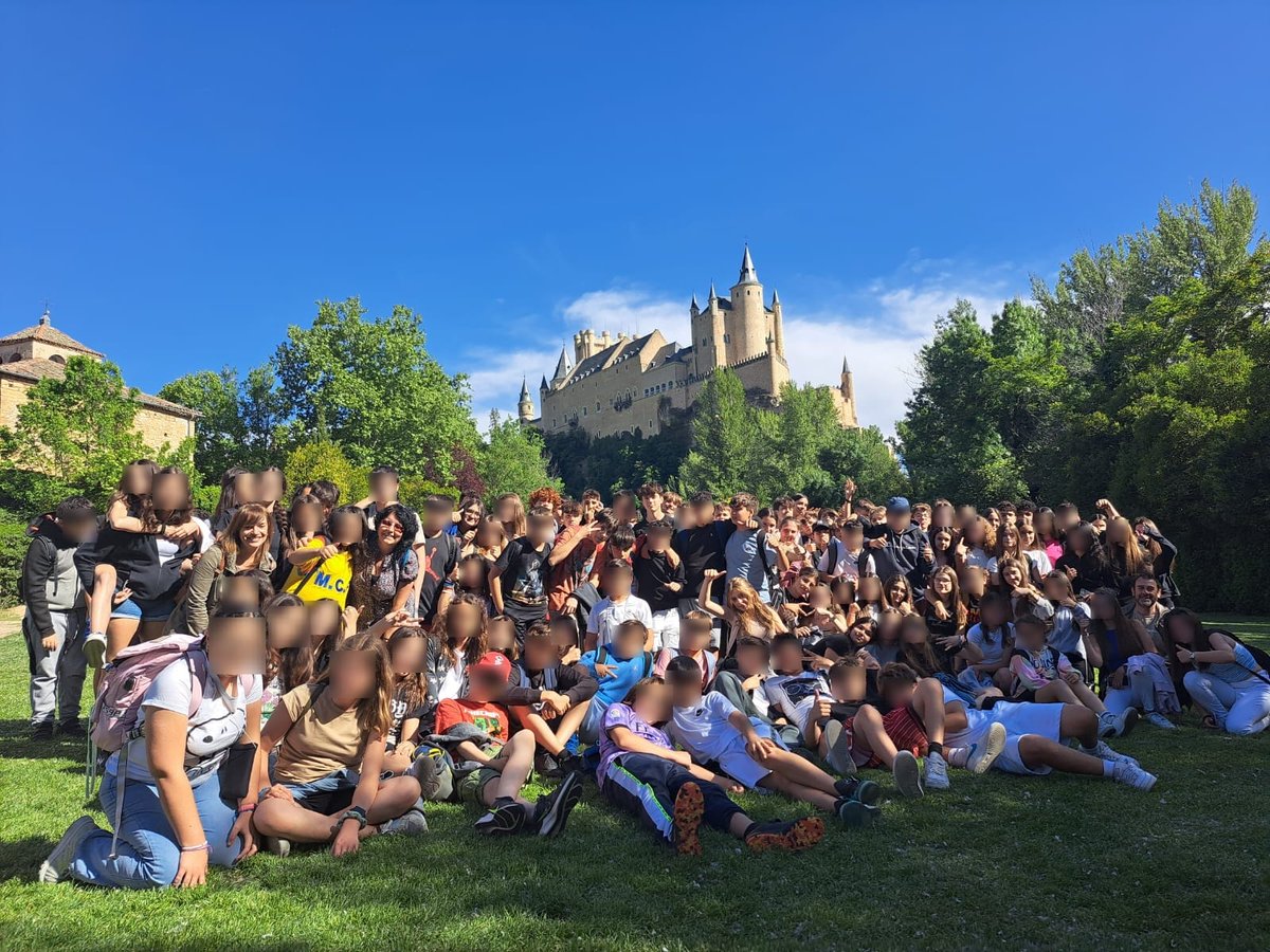 IESElCarrascal's tweet image. Mientras seguíamos con los talleres en la celebración de la semana de Europa, los alumnos de religión de 1º  ESO visitaban Segovia. Gracias @musicaencriptada por el maravilloso material que compartes #escuelasembajadoras #DiaDeEuropa