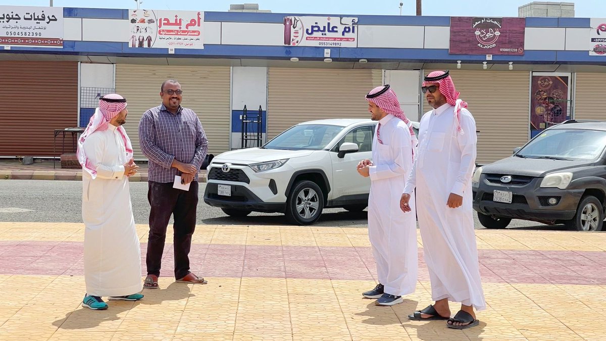 #صور 🌅
رئيس #بلدية_محافظة_العقيق يقف ميدانياً يرافقه مدير قسم المشاريع والمقاول المنفذ لمشروع صيانة وتأهيل الحاضنات البلدية ويطلع على أعمال سير المشروع ونسبة الإنجاز 

#أمانة_منطقة_الباحة
#وزارة_الشؤون_البلدية_والقروية_والاسكان