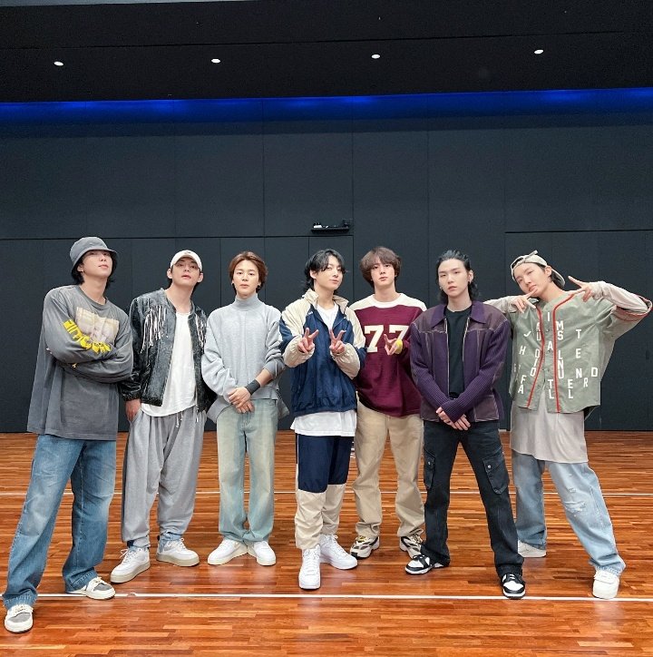 Mor kanlı ve dayanıklı ARMY admininiz olarak Yıllar Boyu BTS ARMY'lerime başarılı bir ameliyat sonucu kurşun geçirmez hücrelerimle savaşıp kanseri yendiğimi ve gayet iyi olduğumu söylemeye geldim 💜
Sizi özledim 💜
Evimi özledim <a href="/BTS_twt/">방탄소년단</a> 🏡💜