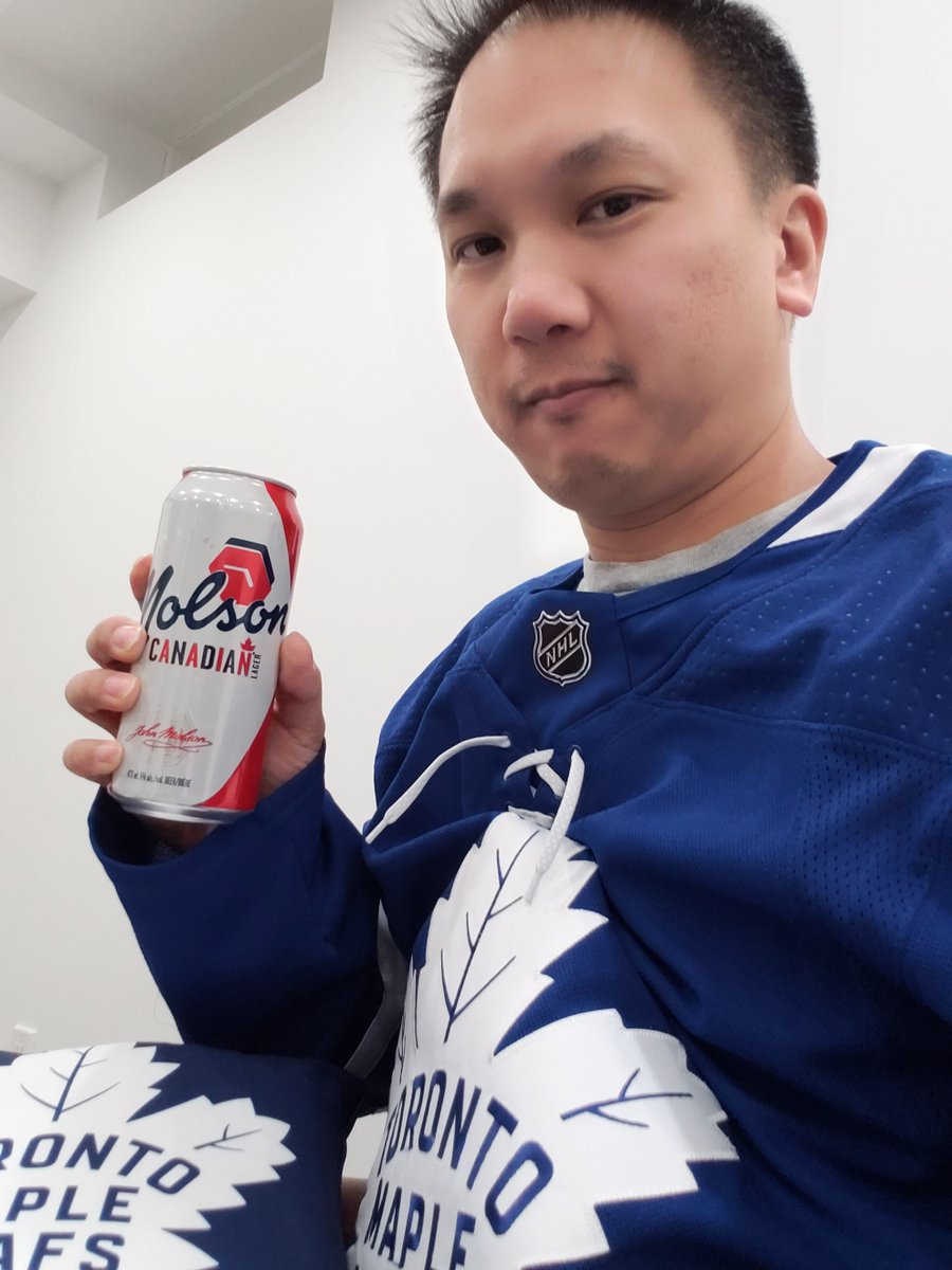 herbs_to's tweet photo. @MapleLeafs @Molson_Canadian got my canadian and my jersey #MolsonTML @Molson_Canadian Go leafs Go https://t.co/vZESmL0rDs