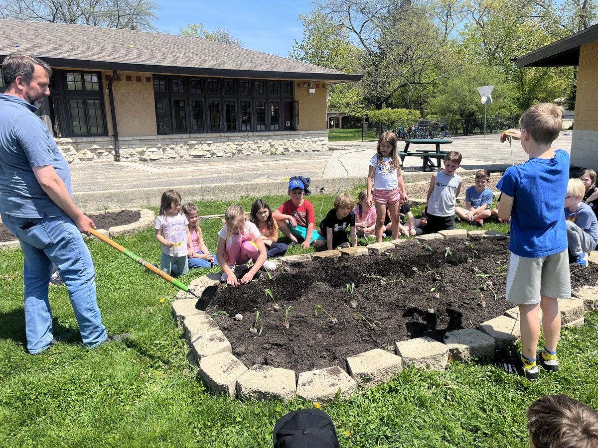 Thank you to Mr. Carson for helping the 1st graders plant their bean and corn sprouts in the garden.  We can’t wait to watch them grow!   <a href="/BraesideSch112/">Braeside Elementary School</a> #d112teachers #112Leads