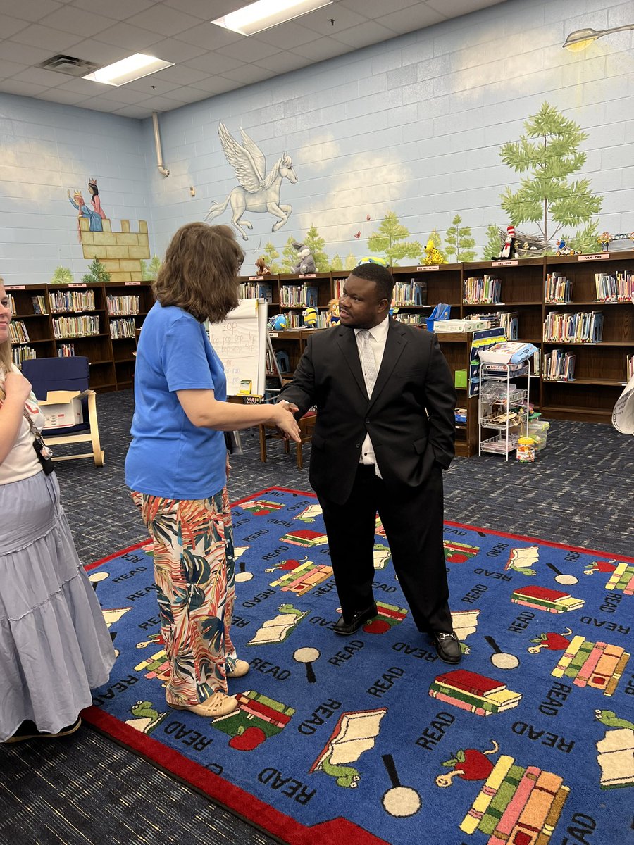 OAK_HCS's tweet photo. Oakland Elementary welcomes the newest owl in the nest! Principal Andre Johnson! #okeready #BetterTogether https://t.co/AKdH6MRQAr