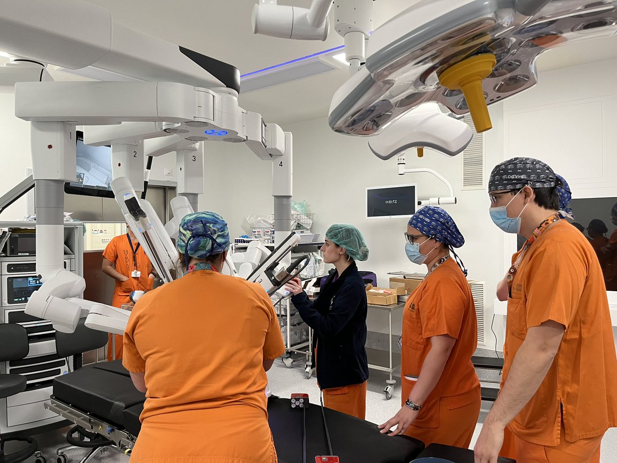 TejedorPat's tweet photo. Basic introduction to 🤖 surgery for our trainees at @CHgugm great to see such happy faces! Thank you @abexDaVinci @IntuitiveSurg @PDujovne - @escp_tweets @aecformacion @AECP_FAECP https://t.co/JjciIcRdCs