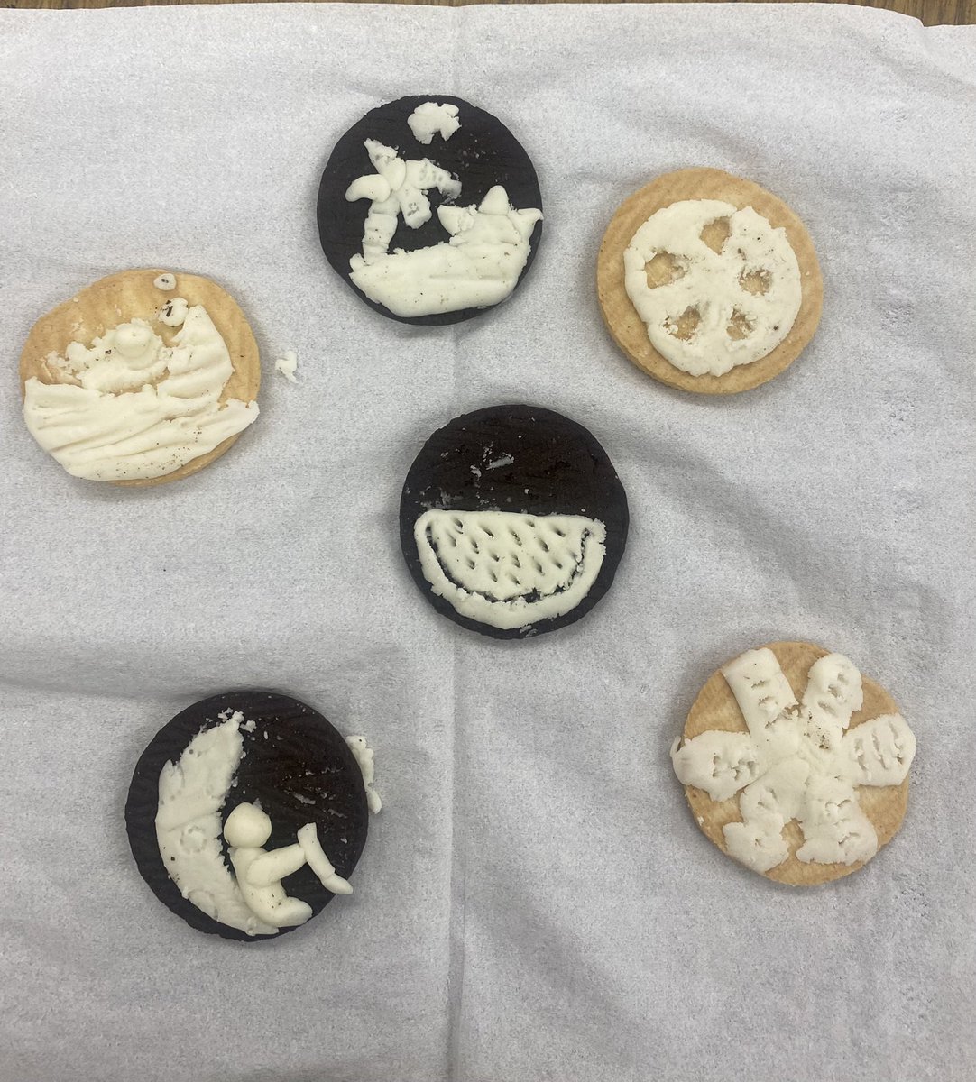 EmilyClonts's tweet photo. End of year fun making Oreo art! https://t.co/4LZcjRV0V6