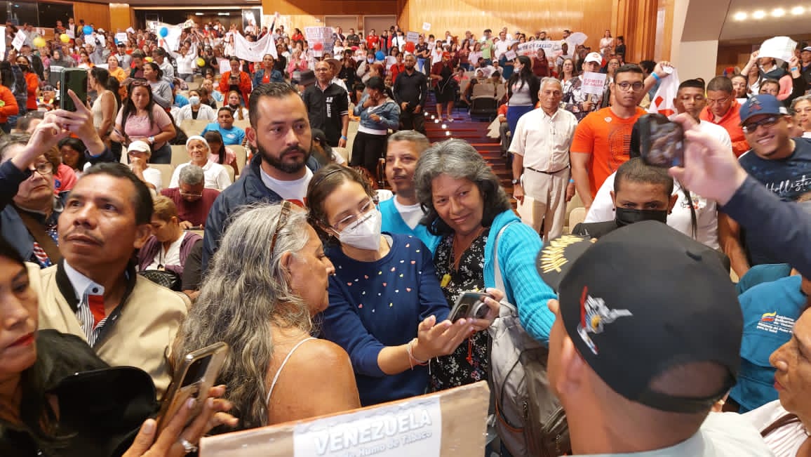 MinSaludVE's tweet photo. #AlMomento| Nuestra ministra @MagaGutierrezV llega a las instalaciones del Teatro Teresa Carreño, al #EncuentroNacionalDeLosComitésDeSalud dónde se tratarán temas de formación, promoción y fortalecimiento del SPNS
#JuntosPorCadaLatido
#MaduroMásPueblo
@MagaGutierrezV
@Gabrielasjr https://t.co/cXzZYvIkof