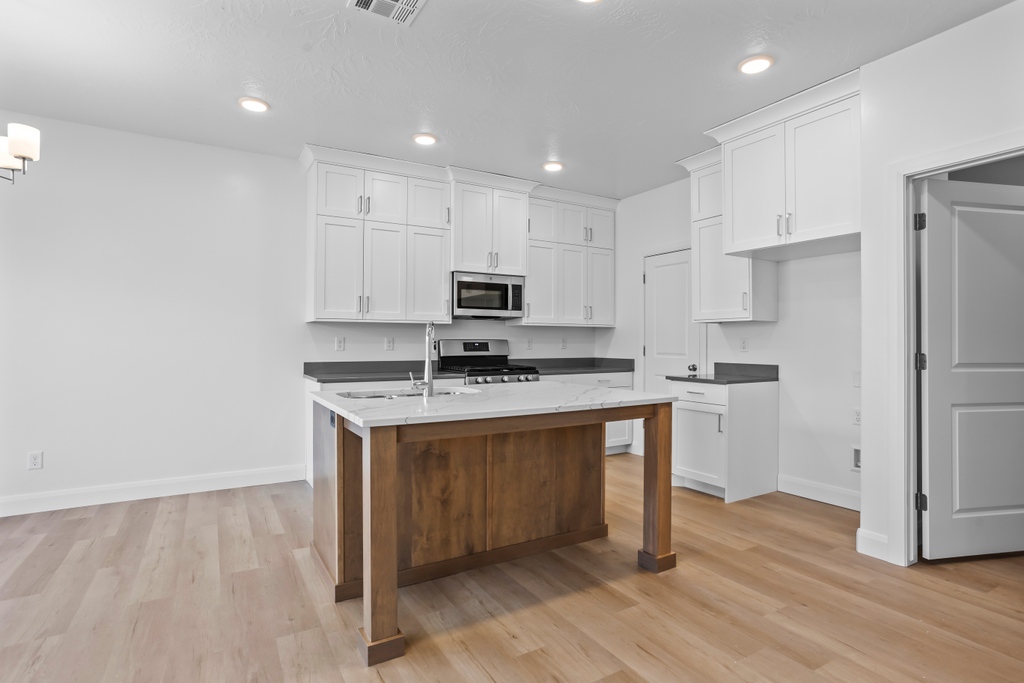 Visionary_Homes's tweet photo. Hello Spring Goodbye Winter Sale Event 💐 Buyers that go under contract during the month of May will receive a $3500 credit that can go toward: 
* Blinds
* Washer and Dryer
* Interest Rate Buydown or Closing Costs https://t.co/nVEDRHOyy2 https://t.co/kalJM21t9Y