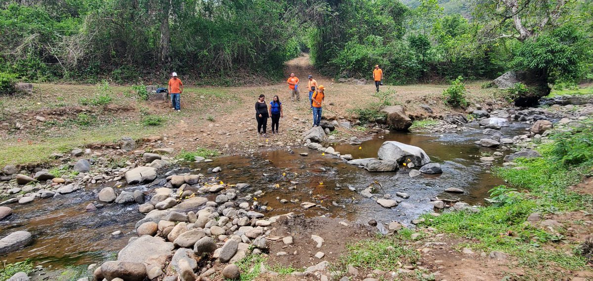GANAOFICIAL's tweet photo. Ayer nuestro Director Municipal de #Ahuachapán Romel Jiménez visitó el cantón Guatales, caserío los Cerritos, donde tuvo un acercamiento con habitantes para conocer sobre sus necesidades y trabajar en una solución. 

#SomosGANA #LíderesNaranja #EnTerritorio #CercanosALaGente https://t.co/XE4Cw21CJa