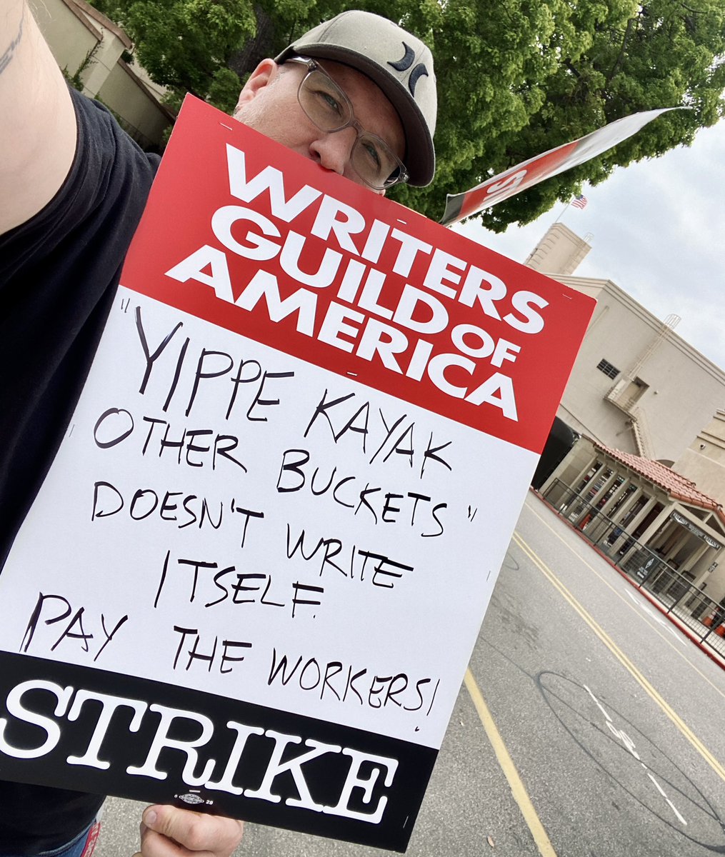ErikTheAnimal's tweet photo. Today’s sign is a real die hard
#wgastrong
#wgastrike #writersstrike #solidarity #writersguildofamerica #picketsign #diehard https://t.co/GefwDq0hWU