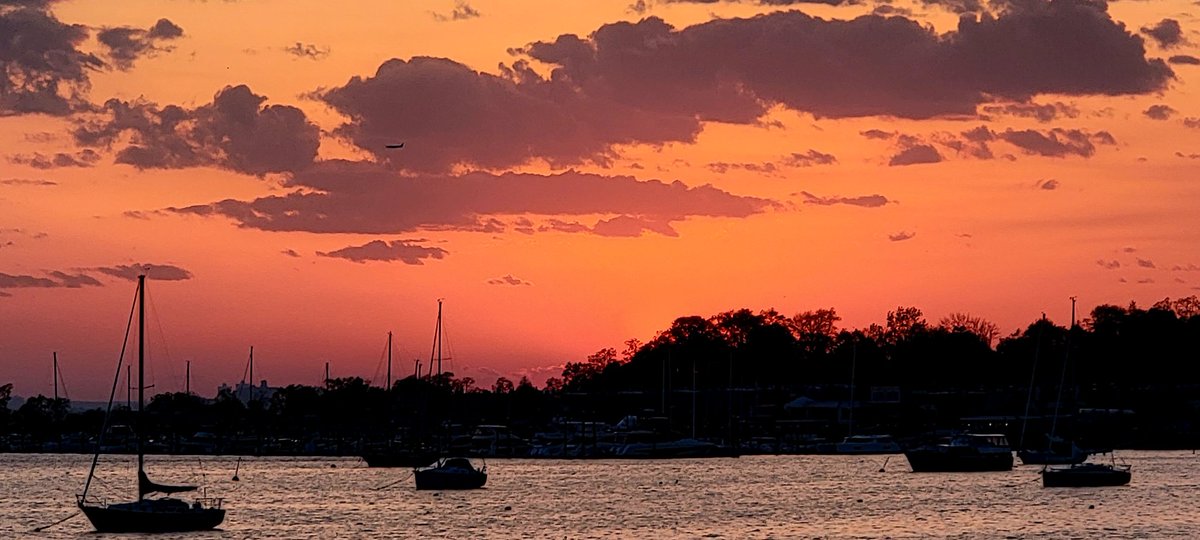 Sunset over Manhasset Bay. #sunsetphotography #goodnightport #portwashingtonny