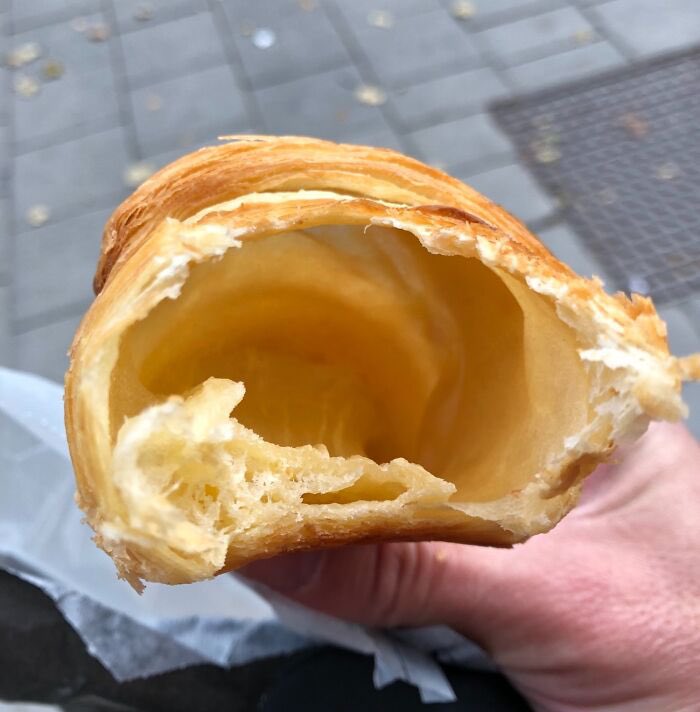 ImagesMildly's tweet photo. Hollow bread. Worst kind of bread. https://t.co/1w6Ko4vlPE