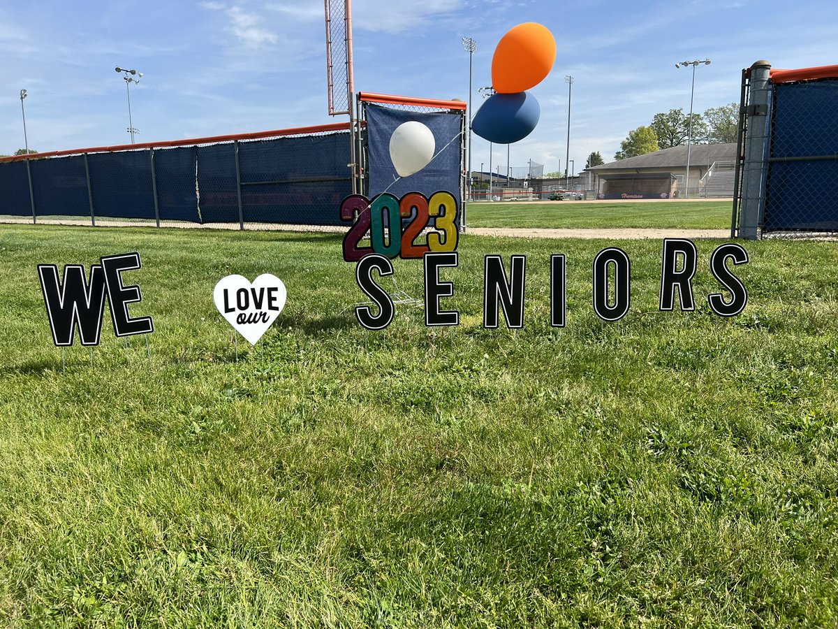 HHSRaidersSB's tweet photo. Thank you Kylie and Emmy for all you’ve done for Harrison softball! https://t.co/5sjsxNX1jt