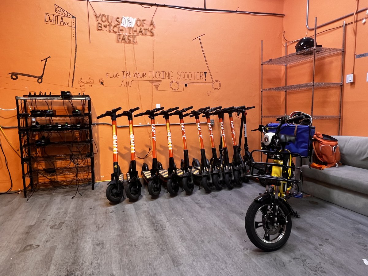 SunrydeMobility's tweet photo. Working late again deploying more scooters! Thanks to our partners @dufflstores   and Handle Delivery, and also our thanks to our hard-working mechanics!  

#fooddelivery #comutebybike #deliveryrider #sustainability #commutebybike #deliveryriders  #couriers #pedalassist #ebike https://t.co/U8nqtZ94co