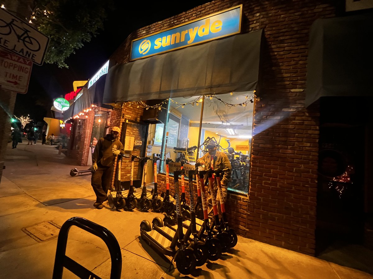 SunrydeMobility's tweet photo. Working late again deploying more scooters! Thanks to our partners @dufflstores   and Handle Delivery, and also our thanks to our hard-working mechanics!  

#fooddelivery #comutebybike #deliveryrider #sustainability #commutebybike #deliveryriders  #couriers #pedalassist #ebike https://t.co/U8nqtZ94co