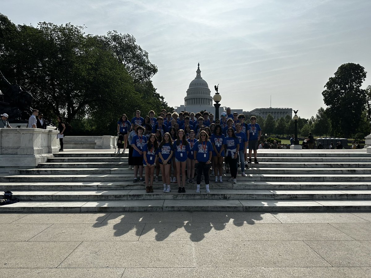 MrsSnivleyOOMS's tweet photo. Bus 2 had an amazing day exploring DC! Capitol Building • The Supreme Court • The White House • Natural History Museum • American History Museum and more! @OOMSDC @OOMS_OLSD https://t.co/D7eHzGp7Mp